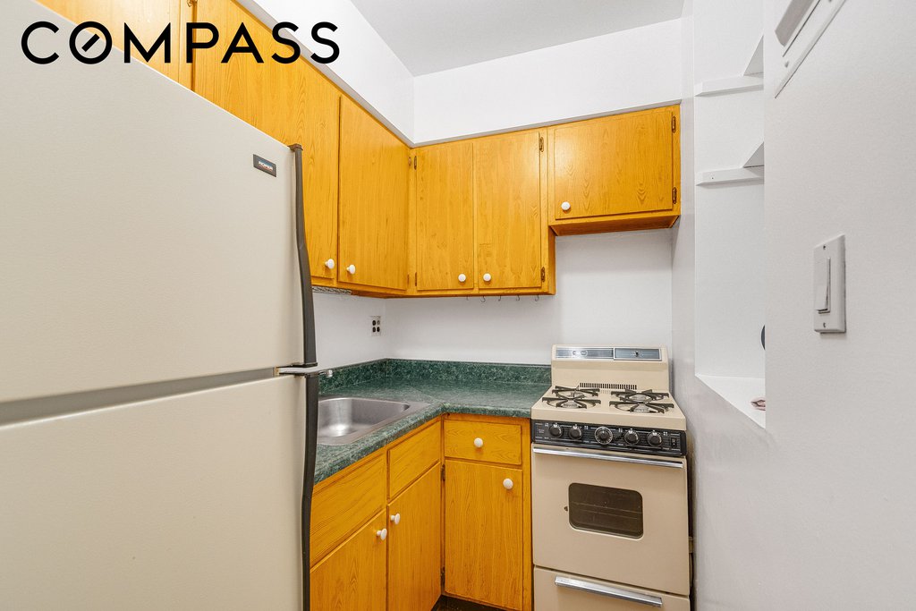 214 Riverside Drive, Unit 303 photo 5