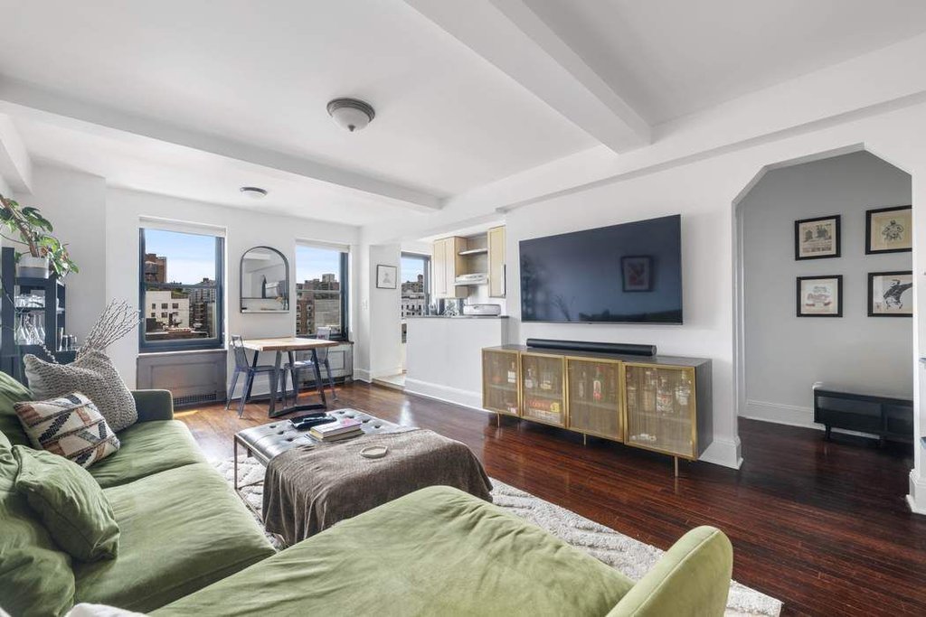 300 West 23rd Street, Unit 8G photo 2