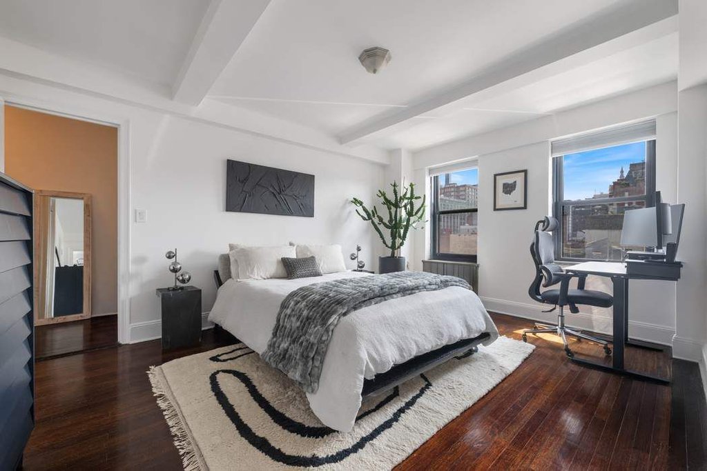 300 West 23rd Street, Unit 8G photo 4