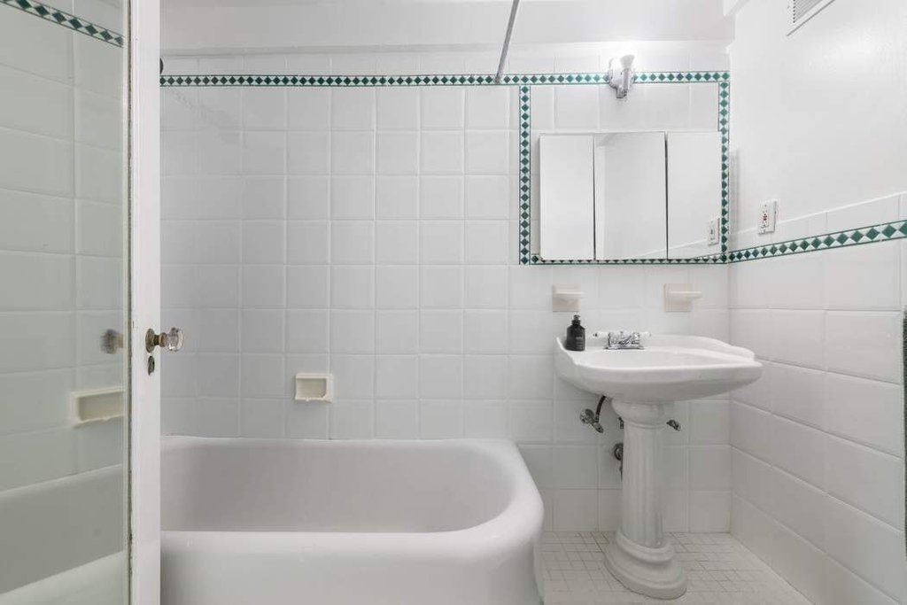 300 West 23rd Street, Unit 8G photo 5