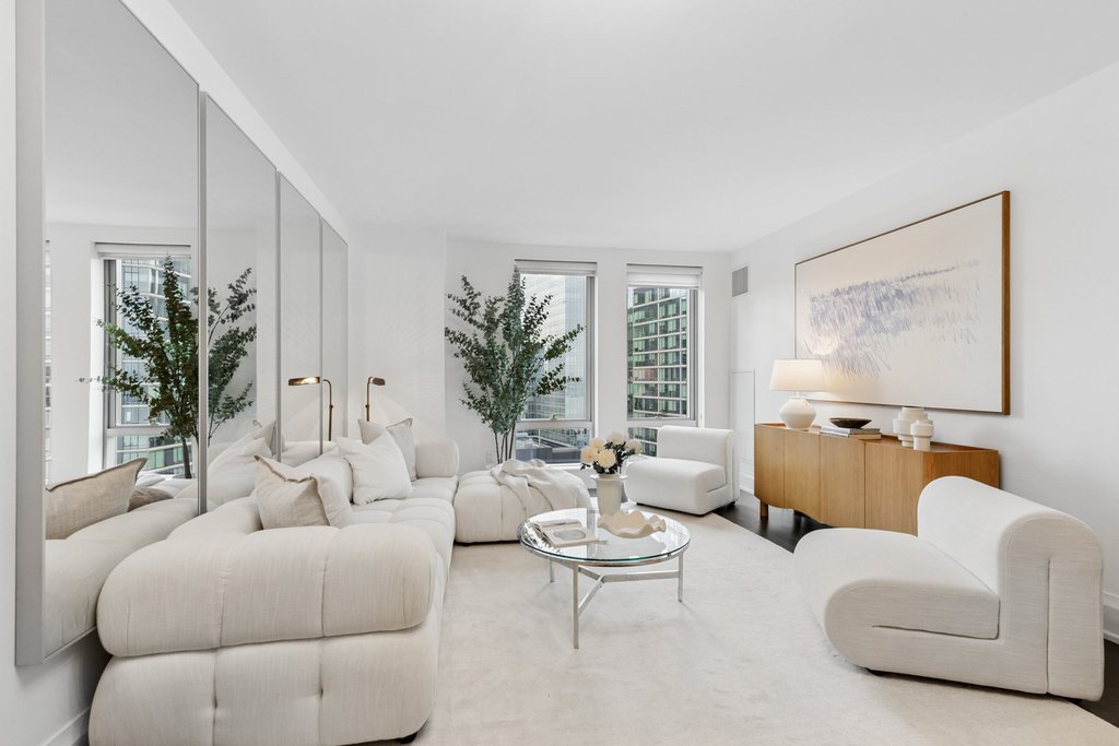 50 Riverside Boulevard, Unit 19C