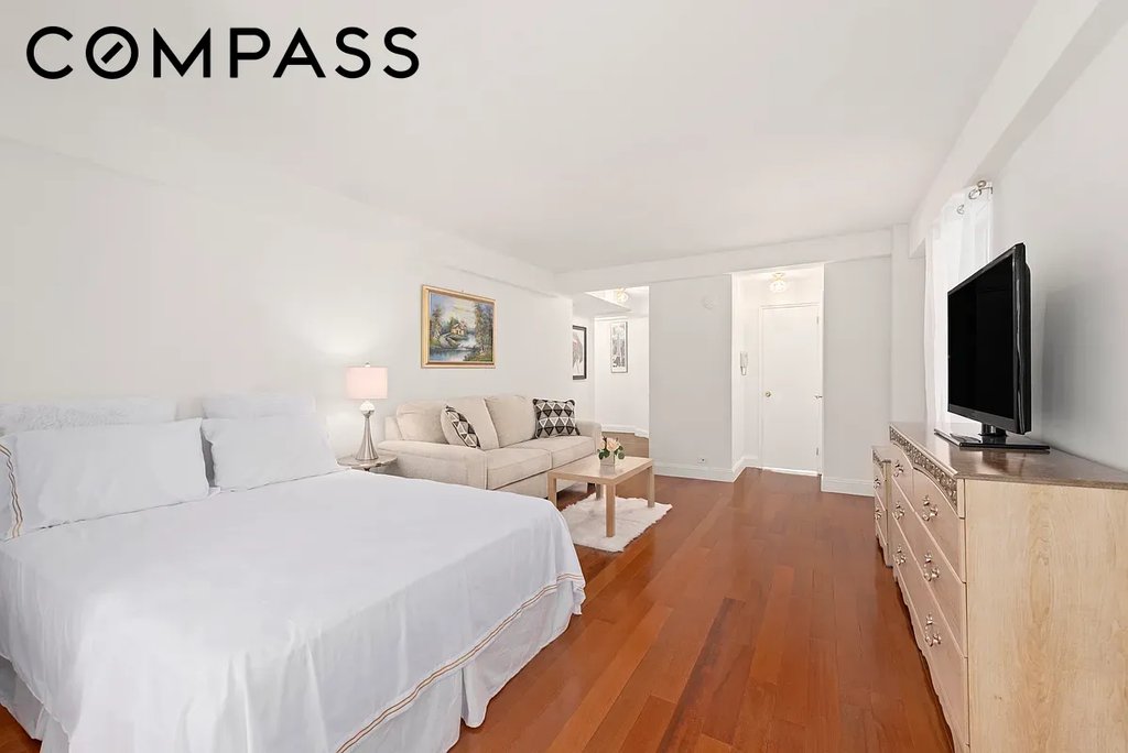 225 East 46th Street, Unit 8J photo 2