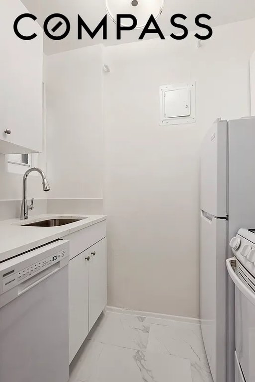 225 East 46th Street, Unit 8J photo 4