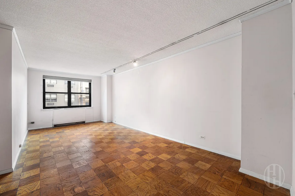 200 East 24th Street, Unit 1008 photo 2
