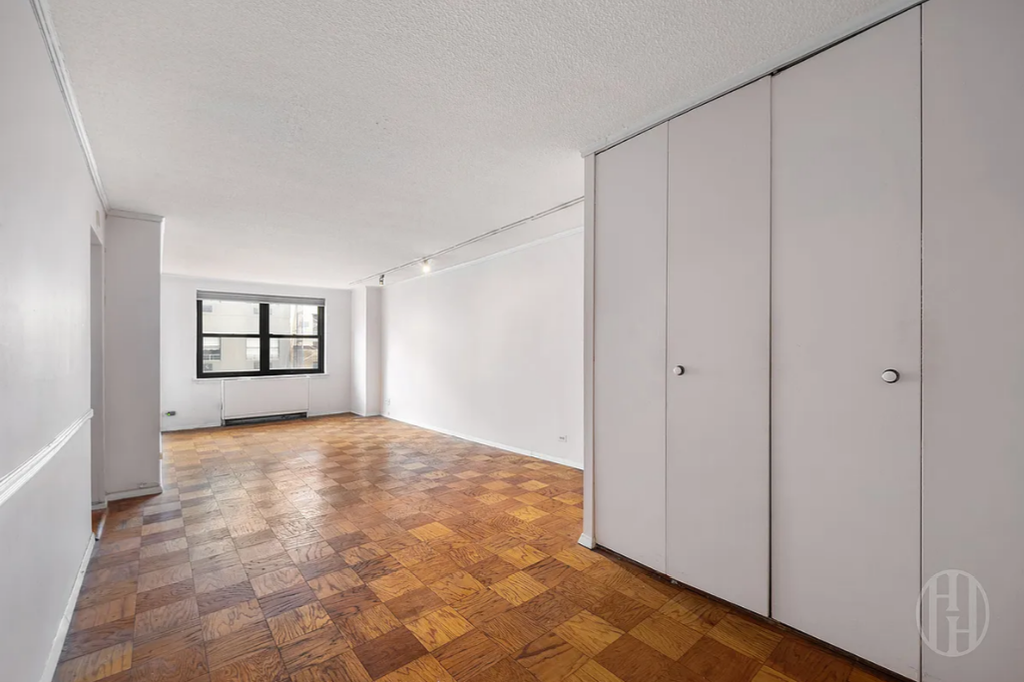 200 East 24th Street, Unit 1008 photo 3