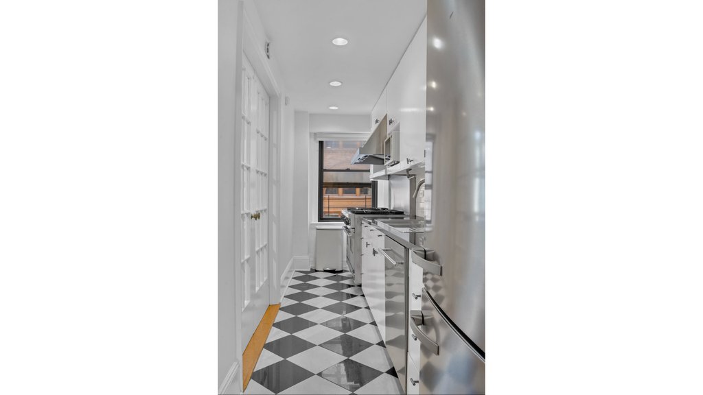 162 West 56th Street, Unit 1105 photo 3