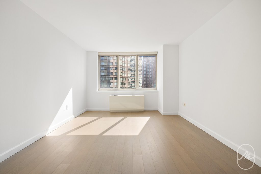561 Tenth Avenue, Unit 33F photo 3