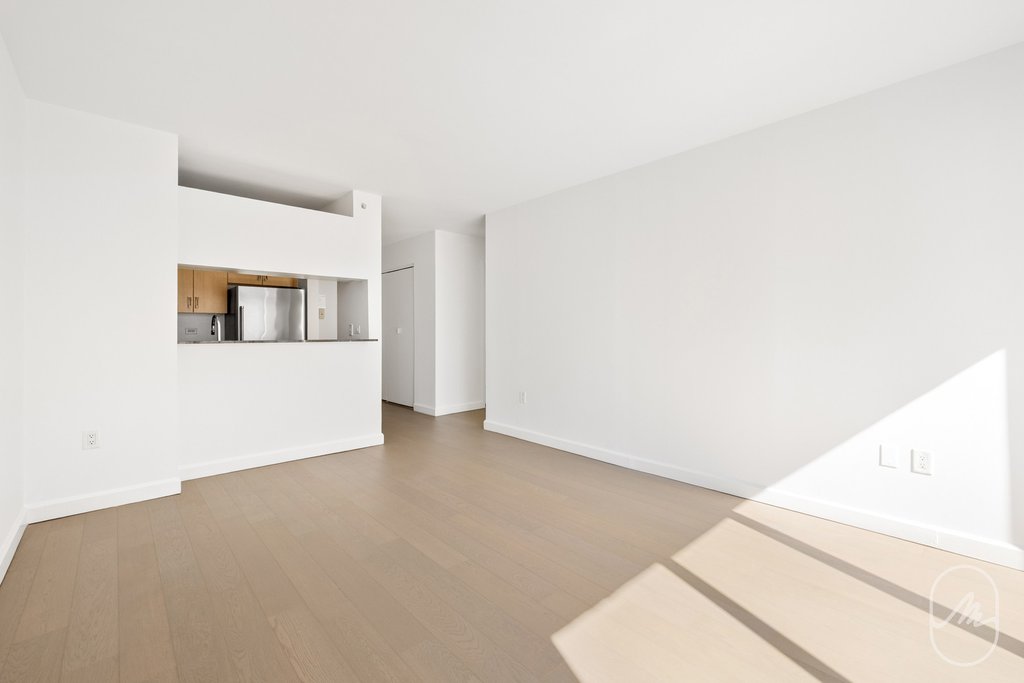 561 Tenth Avenue, Unit 33F photo 4