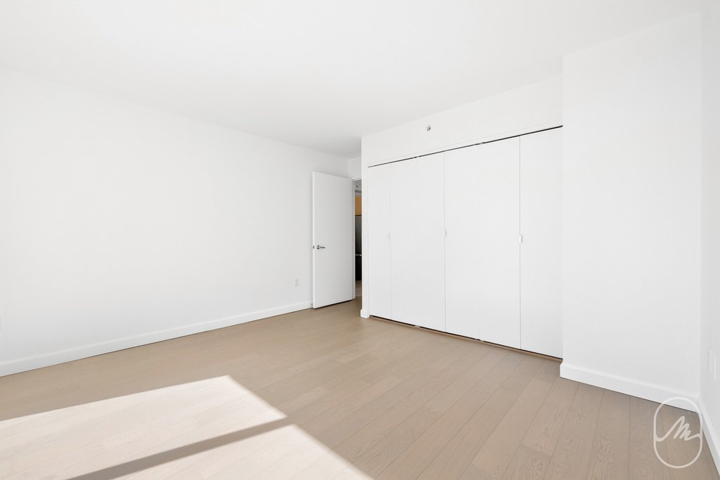 561 Tenth Avenue, Unit 33F photo 7
