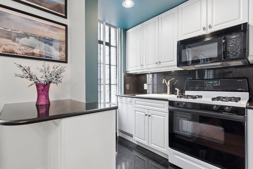 333 West 56th Street, Unit 9L photo 4