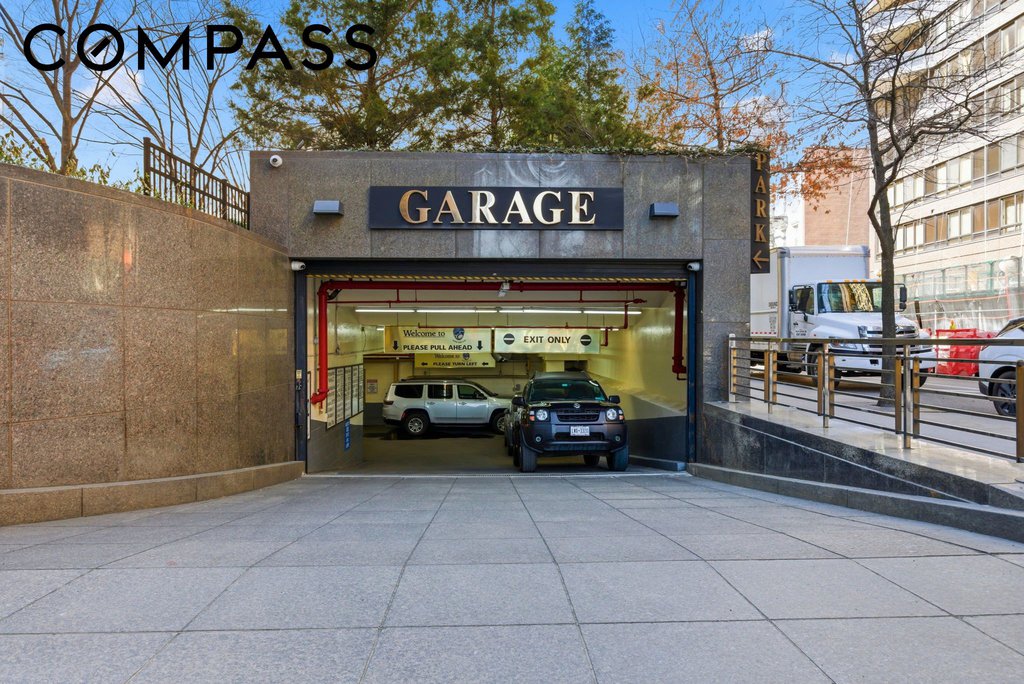 845 United Nations Plaza, Unit 6A photo 33