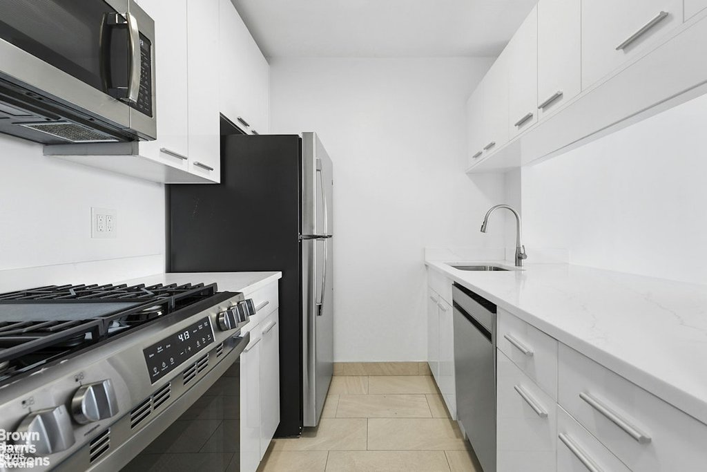 500 West 43rd Street, Unit 15J photo 3