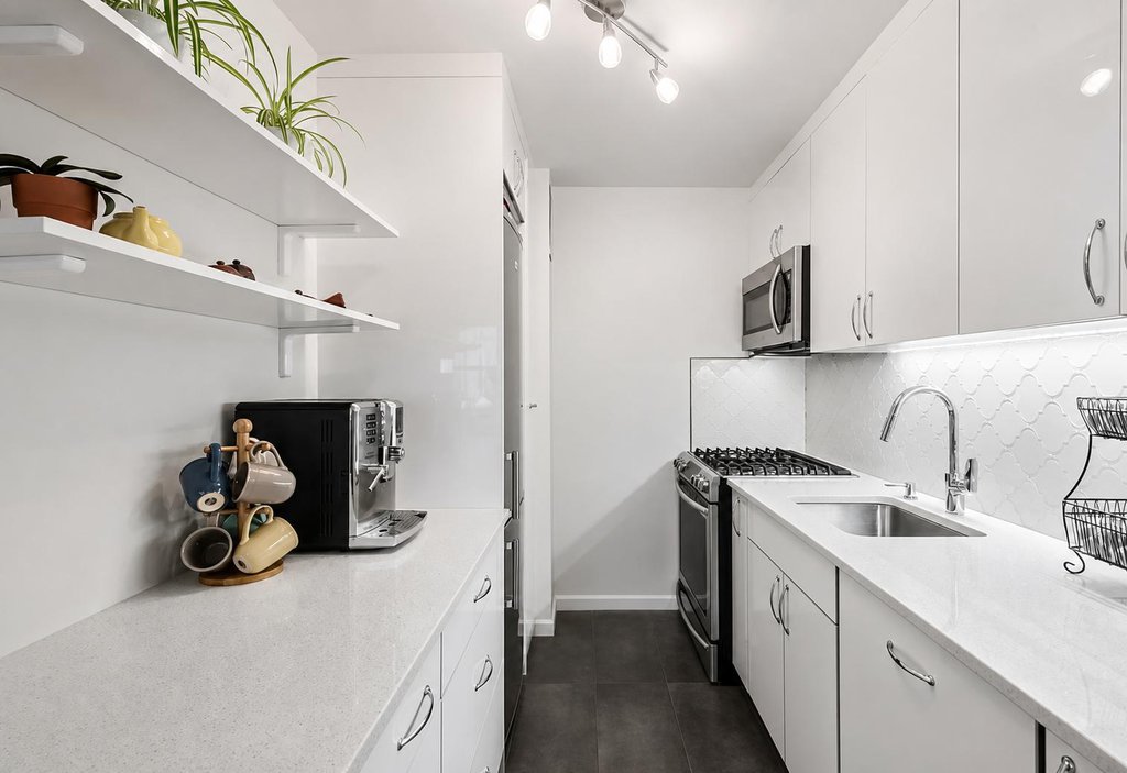 305 East 24th Street, Unit 8H photo 5