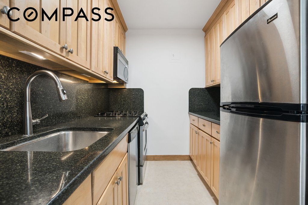 251 East 32nd Street, Unit 14D photo 4