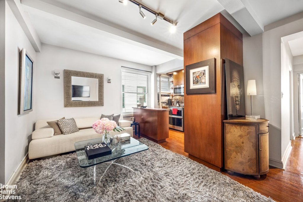 325 West 45th Street, Unit 916 photo 2