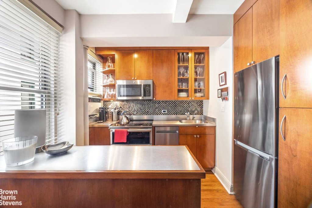 325 West 45th Street, Unit 916 photo 3