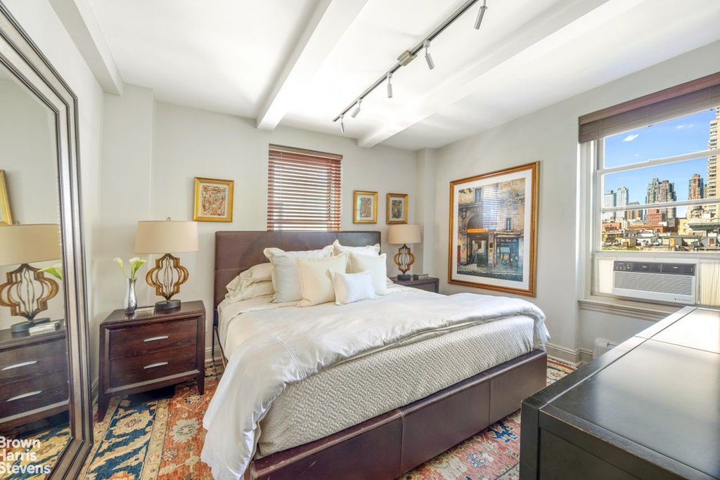 325 West 45th Street, Unit 916 photo 5