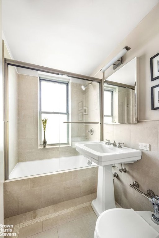 325 West 45th Street, Unit 916 photo 6