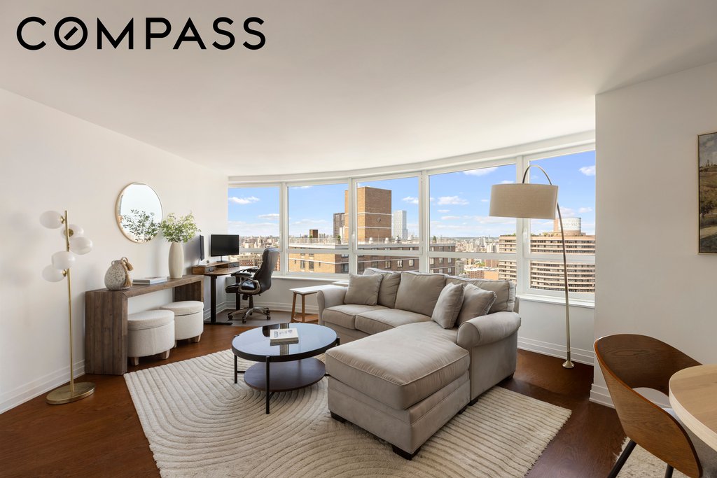 200 East 94th Street, Unit 2915 photo 2