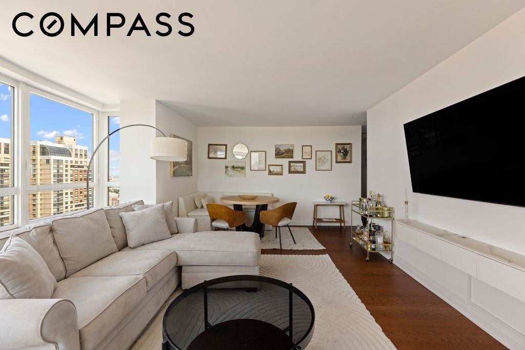 200 East 94th Street, Unit 2915 photo 6