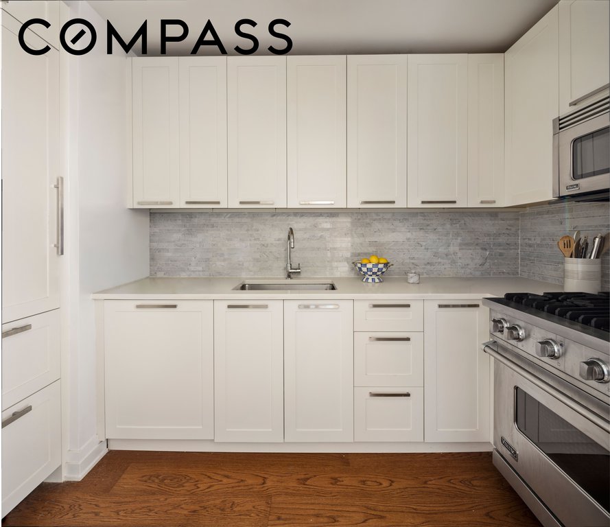 200 East 94th Street, Unit 2915 photo 8