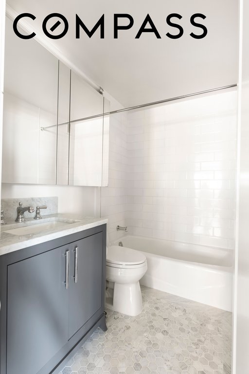 200 East 94th Street, Unit 2915 photo 10