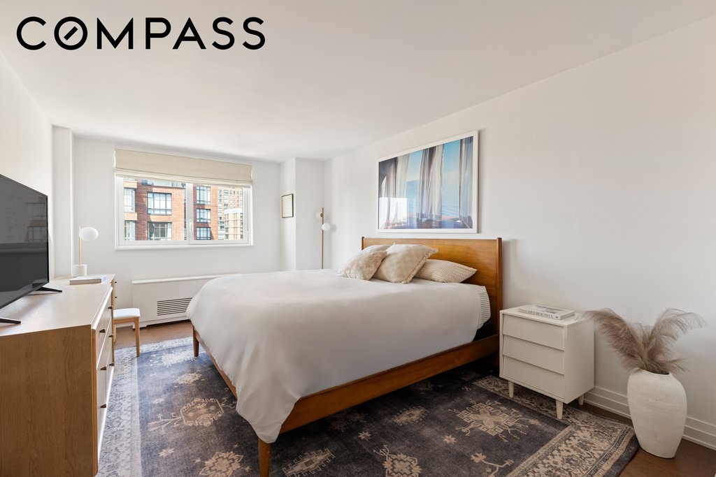 200 East 94th Street, Unit 2915 photo 11