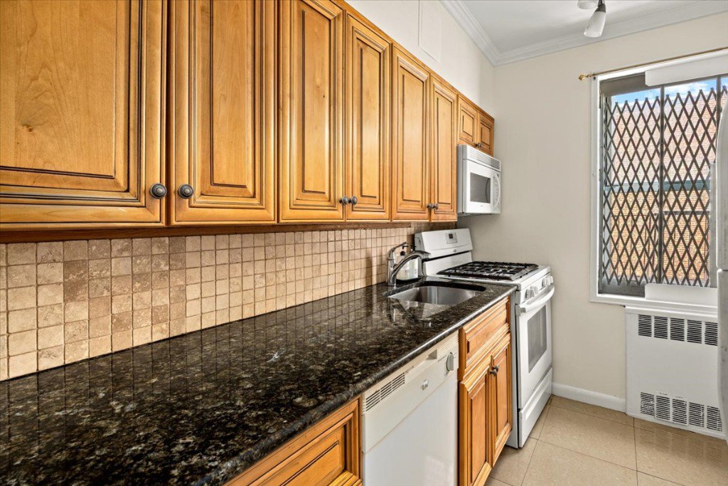 81-15 35th Avenue, Unit 6B photo 6