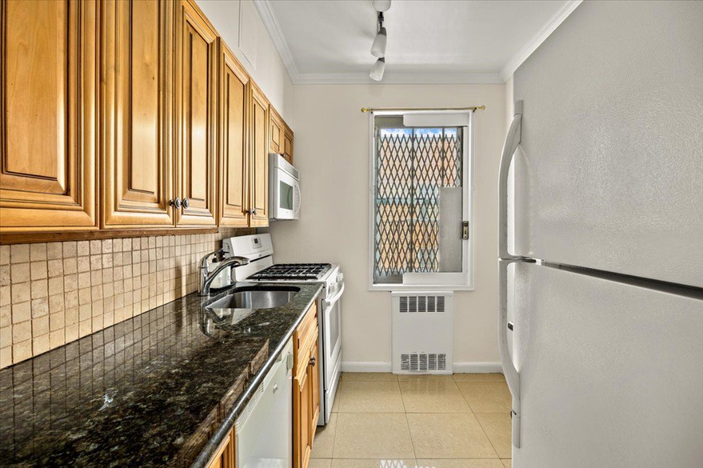 81-15 35th Avenue, Unit 6B photo 7