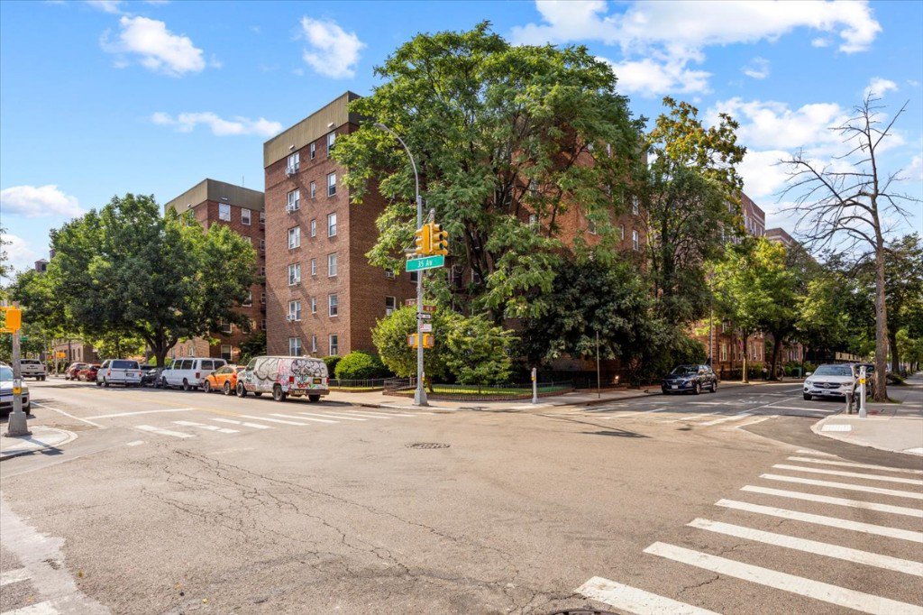 81-15 35th Avenue, Unit 6B photo 16