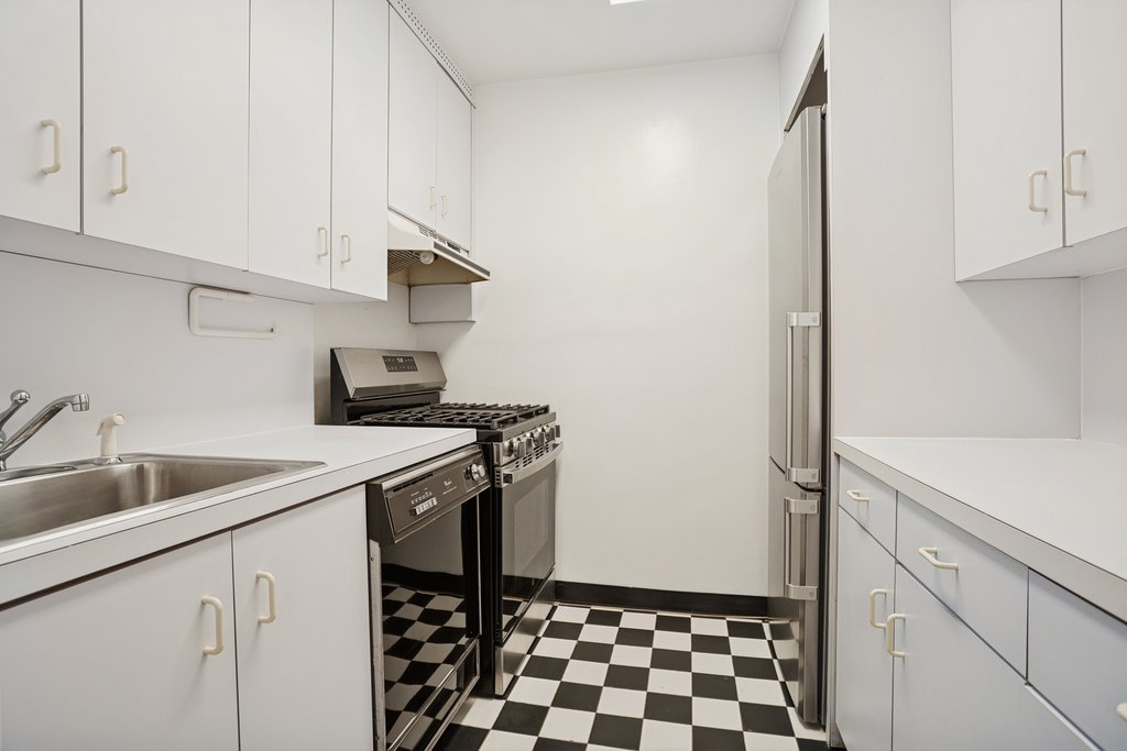 207 East 74th Street, Unit 2C photo 4