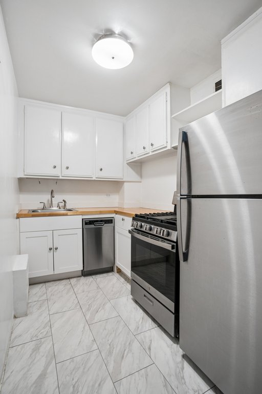 220 East 57th Street, Unit 4H photo 3