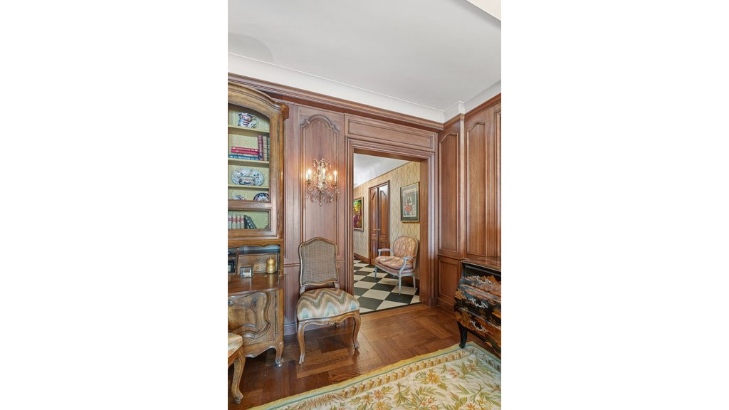 30 Beekman Place, Unit 8D photo 3
