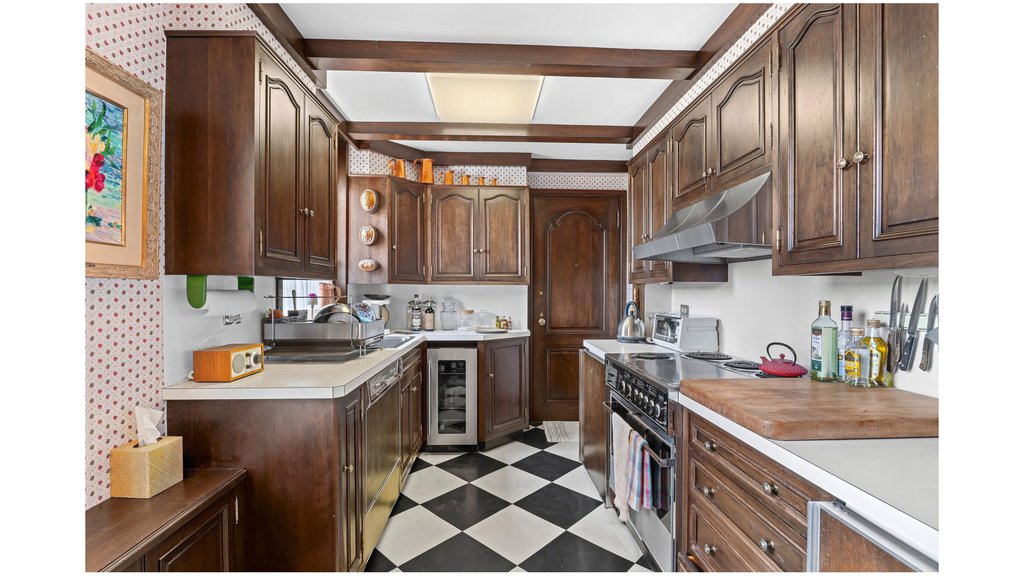 30 Beekman Place, Unit 8D photo 7