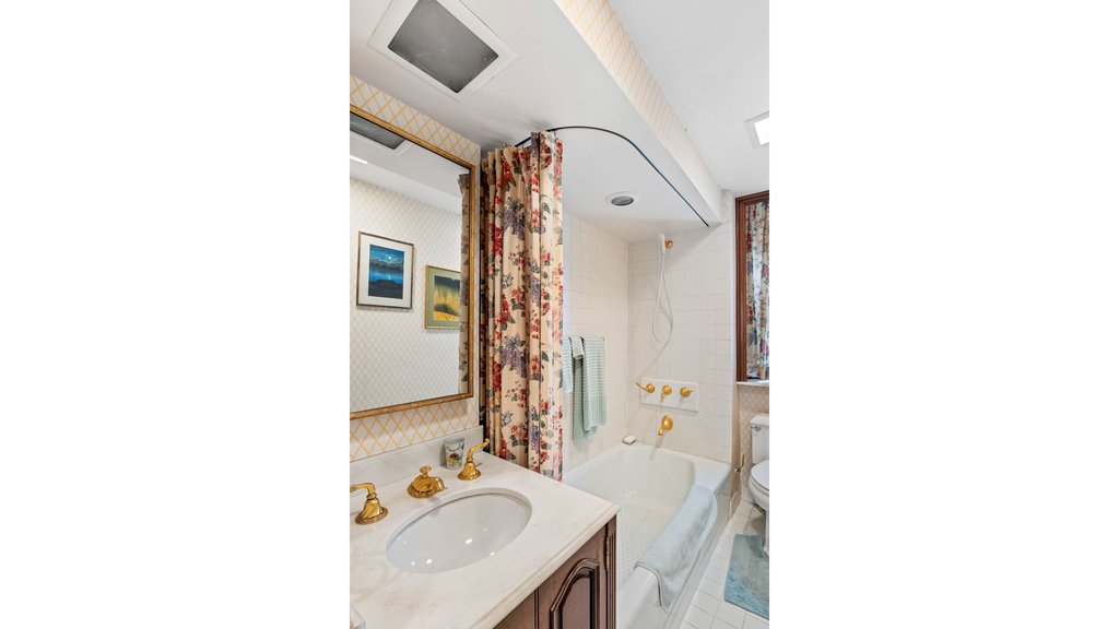30 Beekman Place, Unit 8D photo 9
