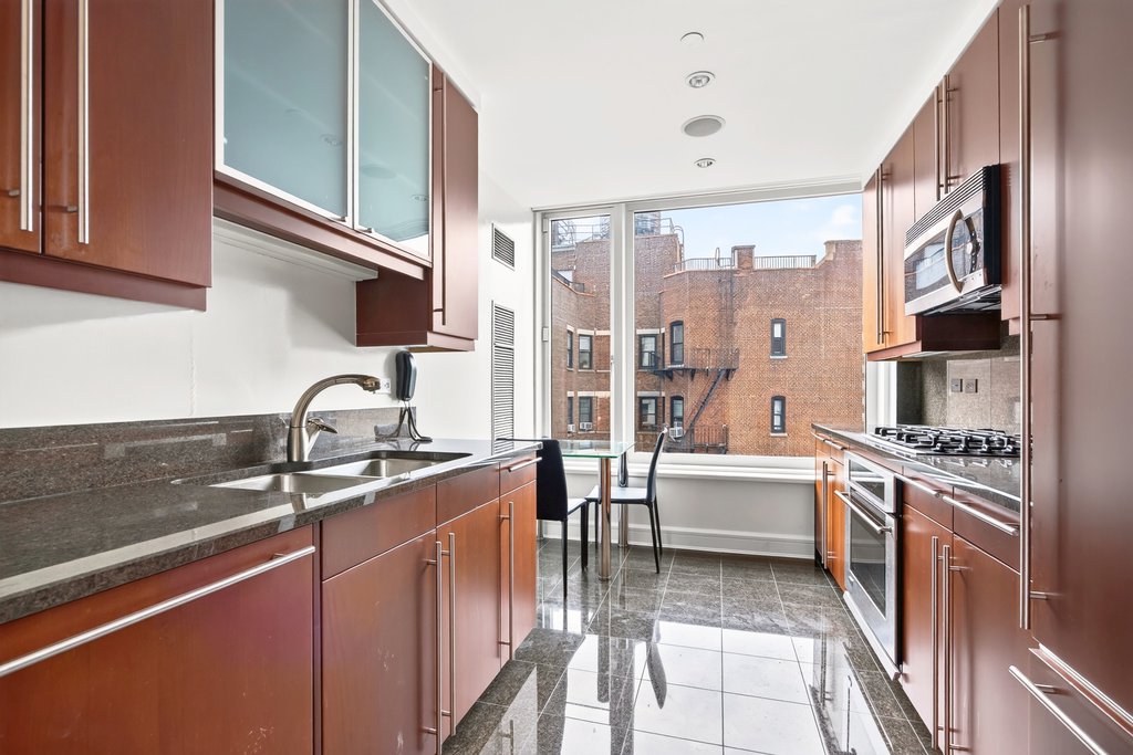 240 Riverside Boulevard, Unit 14F photo 3