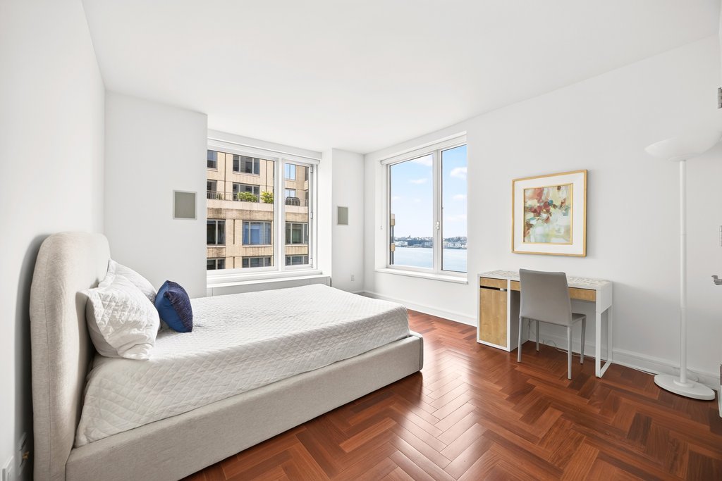 240 Riverside Boulevard, Unit 14F photo 4