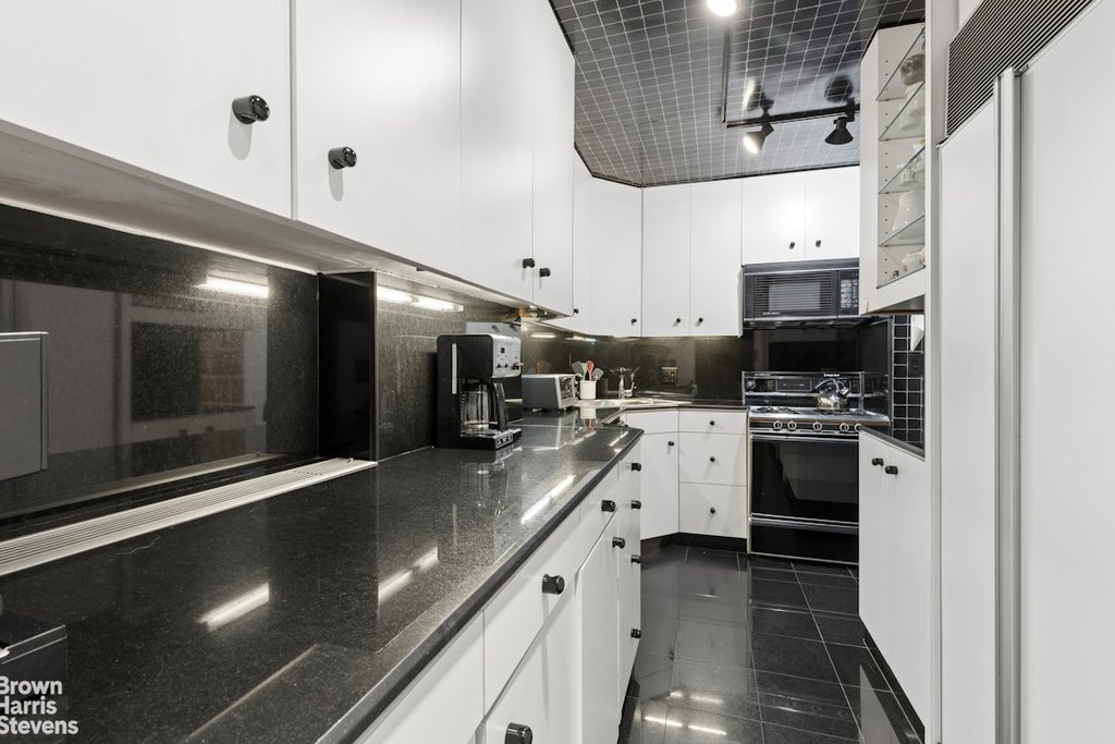 60 Sutton Place South, Unit 8JN photo 4