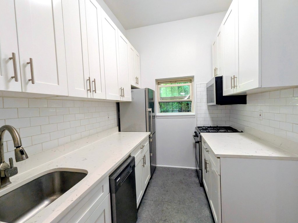339 West 19th Street, Unit C photo 4