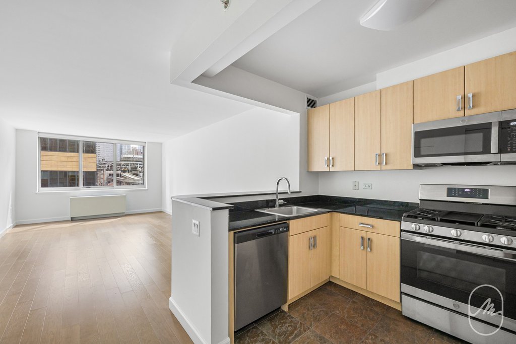 561 Tenth Avenue, Unit 5G photo 2