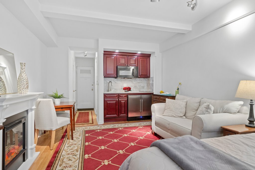 320 East 42nd Street, Unit 817