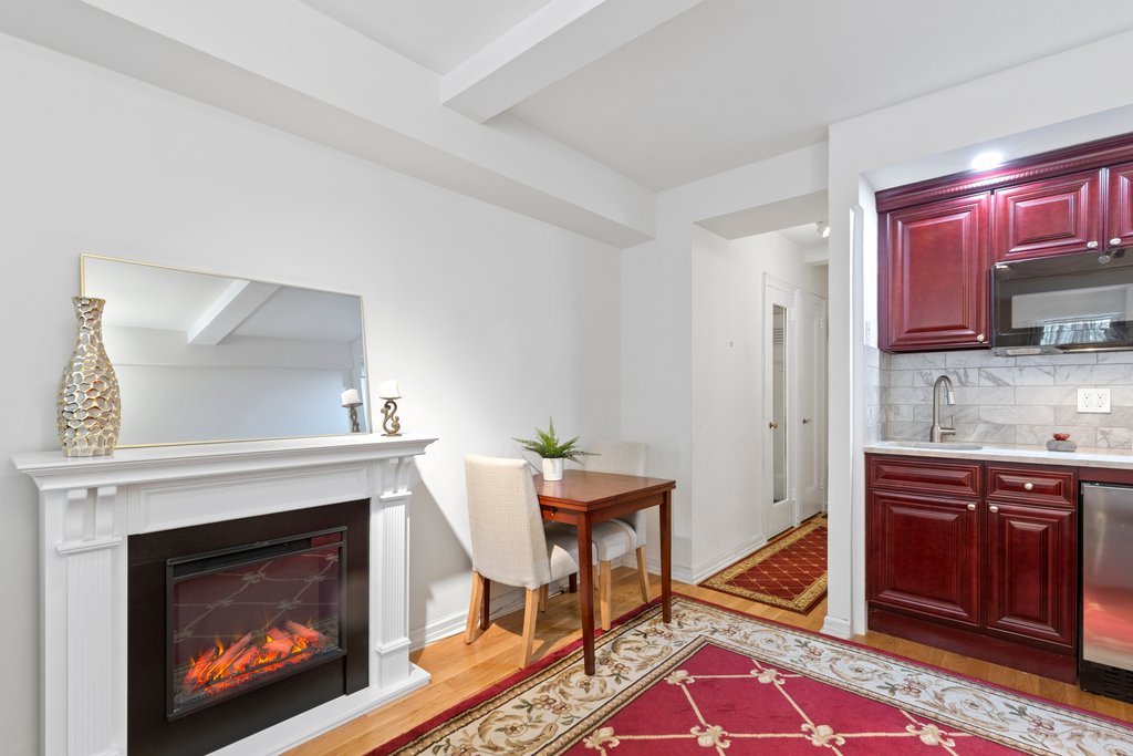 320 East 42nd Street, Unit 817 photo 2