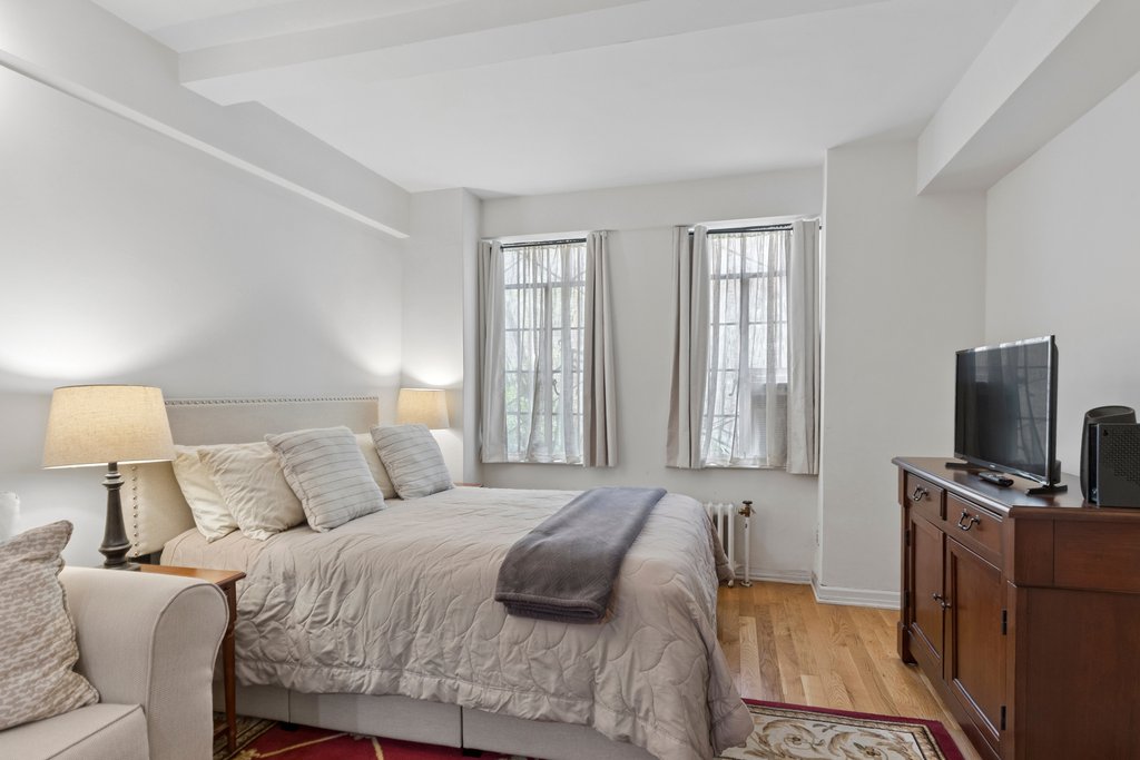 320 East 42nd Street, Unit 817 photo 3