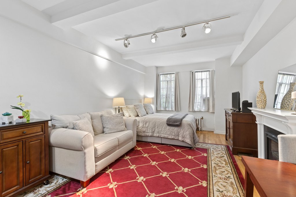 320 East 42nd Street, Unit 817 photo 4
