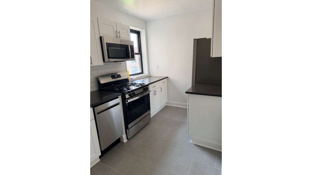 282 East 35th Street, Unit 7C photo 3