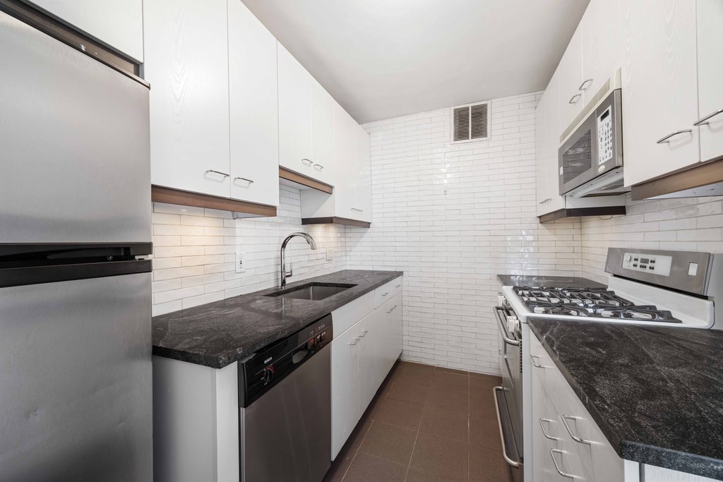 333 East 30th Street, Unit 20B photo 5