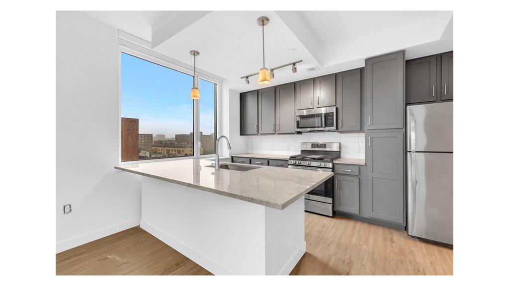 2319 Third Avenue, Unit 809 photo 2