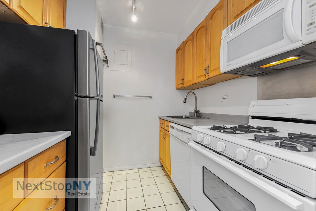 245 East 54th Street, Unit 16C photo 4