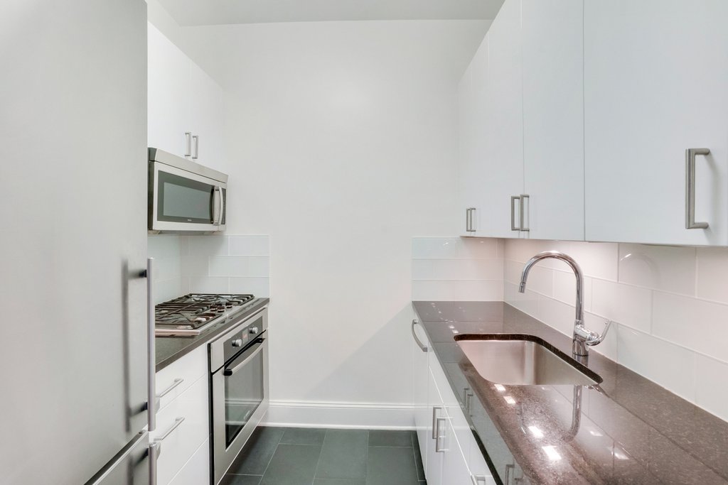 300 East 64th Street, Unit 8C photo 3