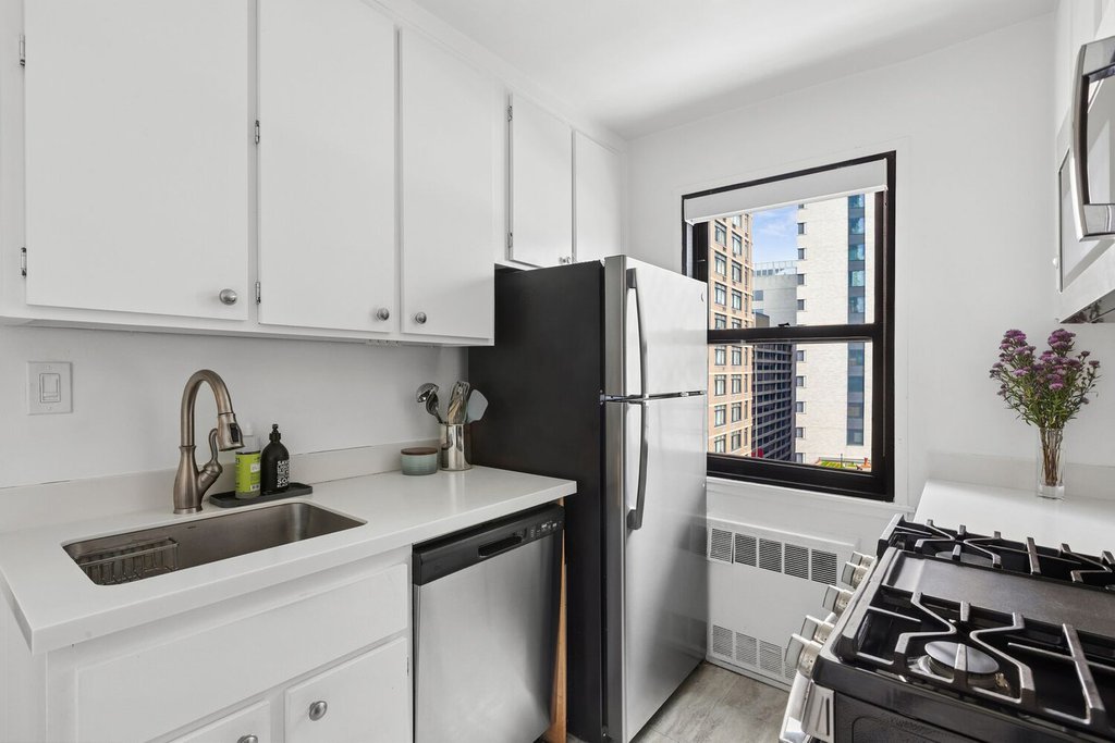 345 East 69th Street, Unit 12F photo 4